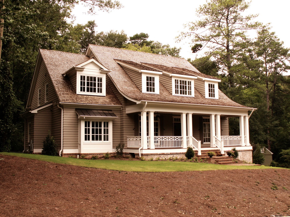 Mittelgroßes, Zweistöckiges Klassisches Einfamilienhaus mit Vinylfassade, grauer Fassadenfarbe, Satteldach und Schindeldach in Atlanta