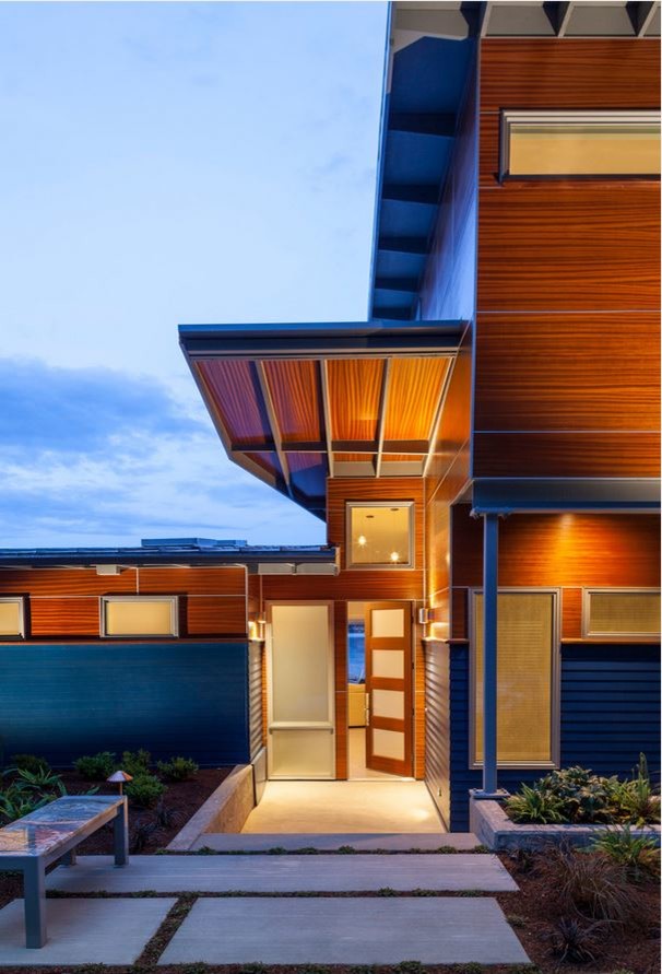 Ispirazione per la facciata di una casa grande multicolore moderna a due piani con rivestimenti misti e tetto piano