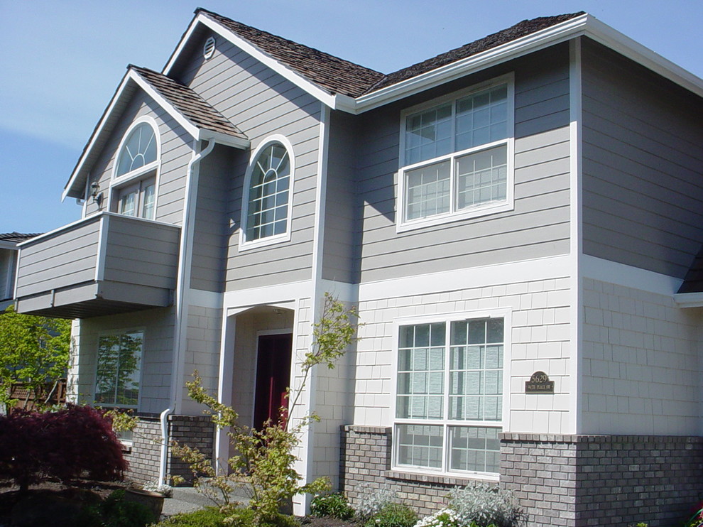 Exemple d'une façade de maison multicolore moderne de taille moyenne et à un étage avec un revêtement mixte et un toit à deux pans.