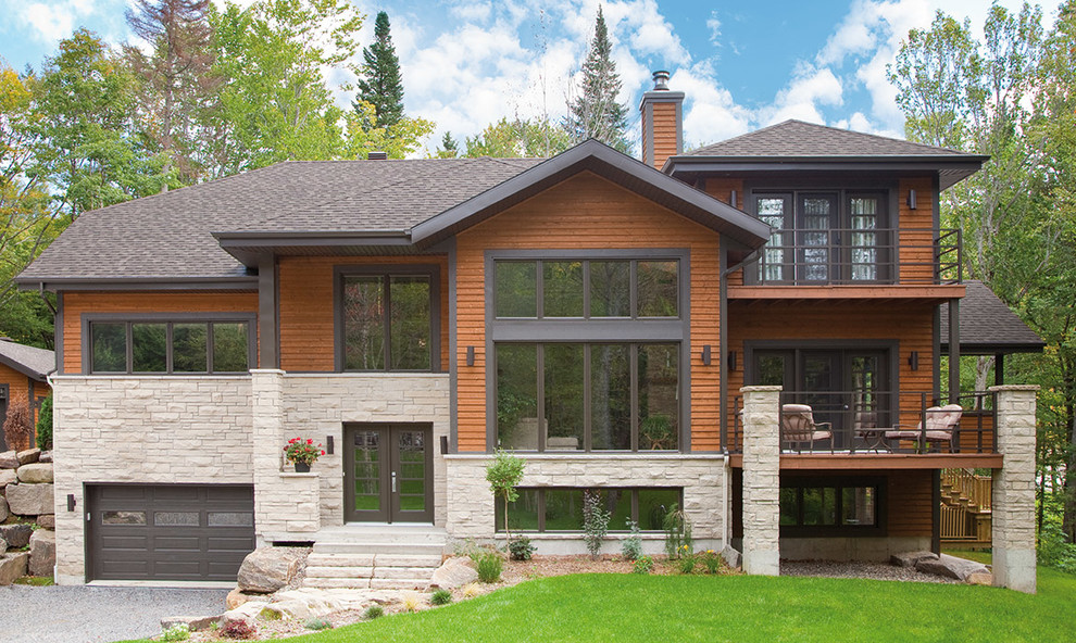 Diseño de fachada de casa marrón contemporánea con revestimiento de madera