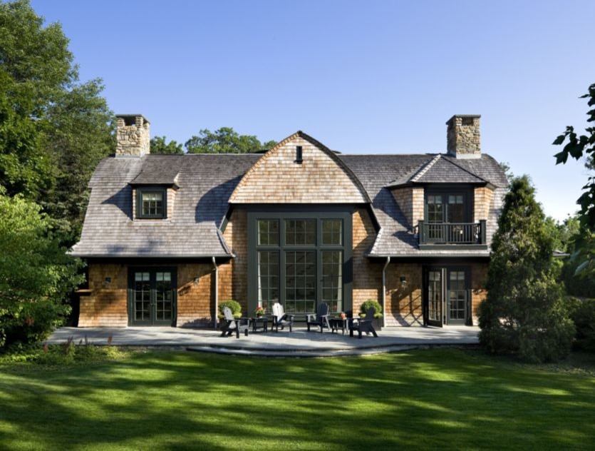 Ispirazione per la villa ampia beige contemporanea a tre piani con rivestimento in legno, tetto a mansarda e copertura a scandole