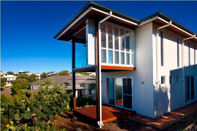 Tropical exterior home idea in Brisbane