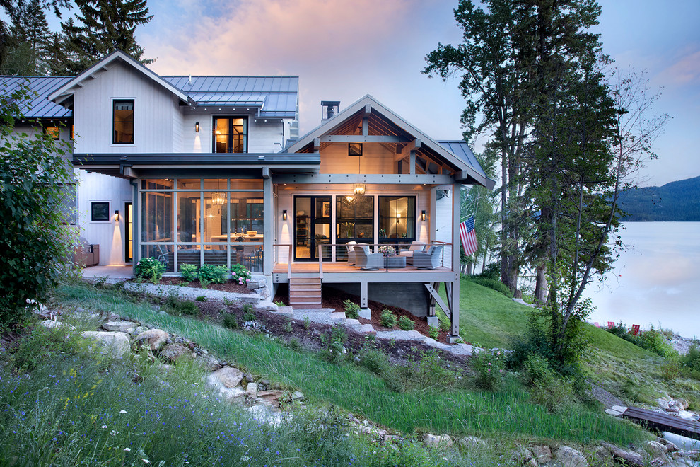 Diseño de fachada de casa blanca de estilo de casa de campo de dos plantas con tejado a dos aguas y tejado de metal