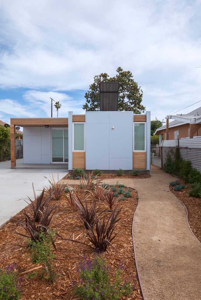Свежая идея для дизайна: одноэтажный, синий частный загородный дом в современном стиле с комбинированной облицовкой и плоской крышей - отличное фото интерьера