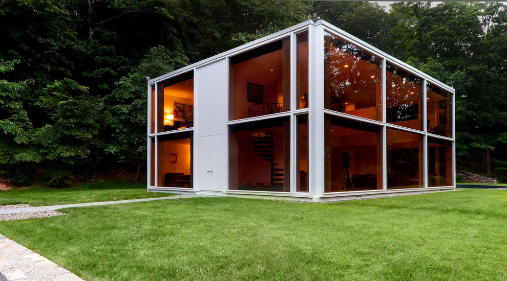 Свежая идея для дизайна: двухэтажный, стеклянный дом среднего размера в стиле модернизм - отличное фото интерьера