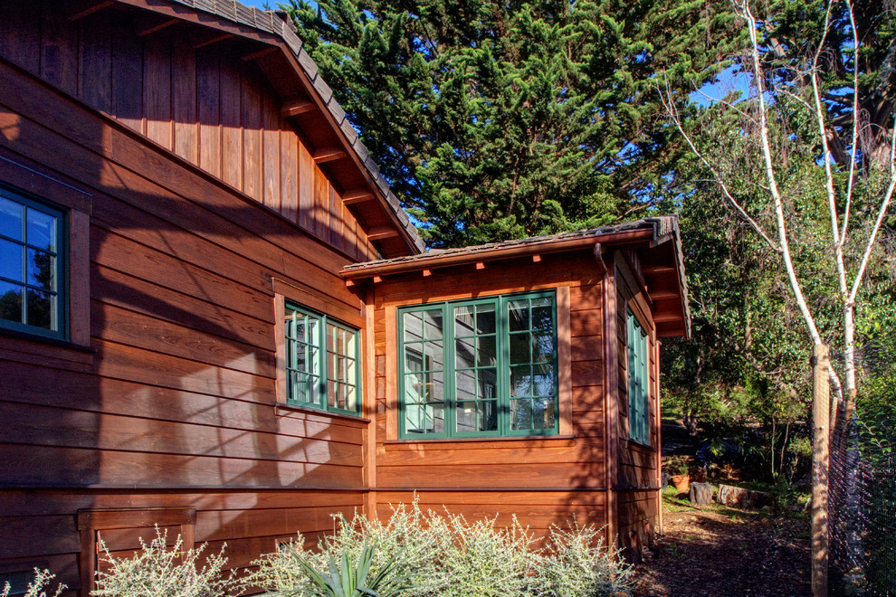 Idée de décoration pour une petite façade de maison rouge chalet en bois de plain-pied avec un toit à deux pans et un toit en shingle.
