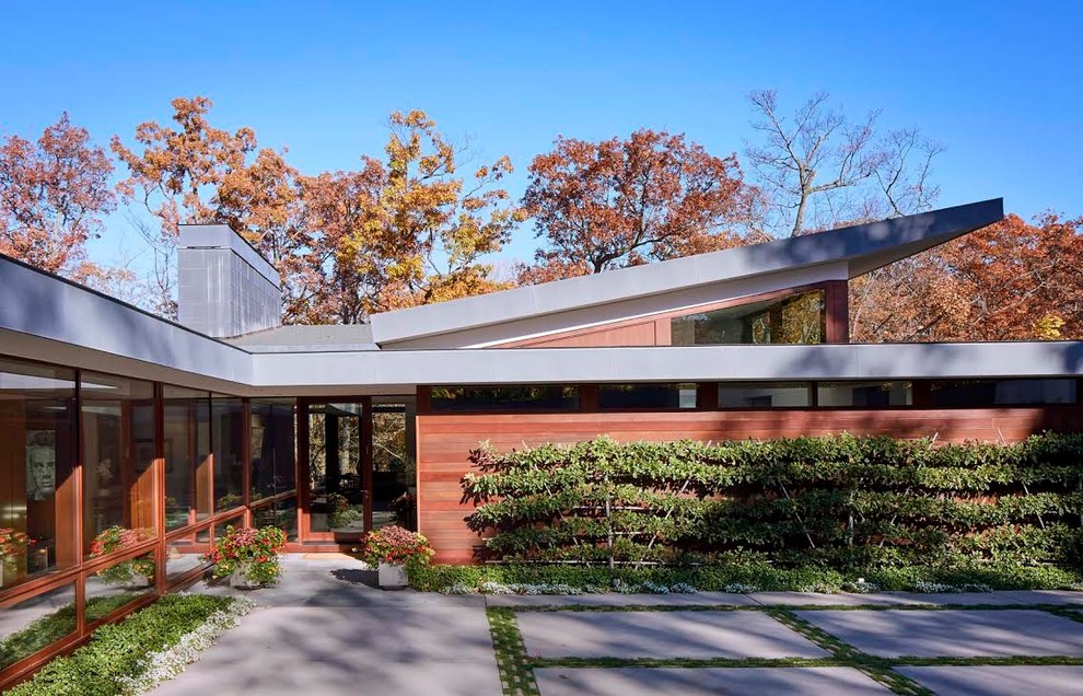 Inspiration for a mid-sized contemporary white one-story stucco exterior home remodel in Chicago with a metal roof