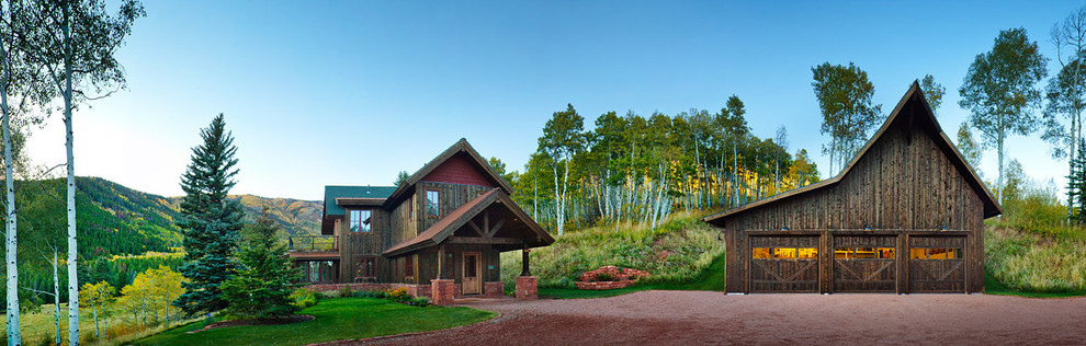 Mittelgroße, Dreistöckige Rustikale Holzfassade Haus mit roter Fassadenfarbe und Satteldach in Denver