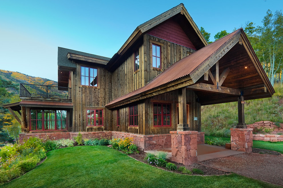 Diseño de fachada de casa roja rústica de tamaño medio de tres plantas con revestimiento de madera, tejado a dos aguas y tejado de metal