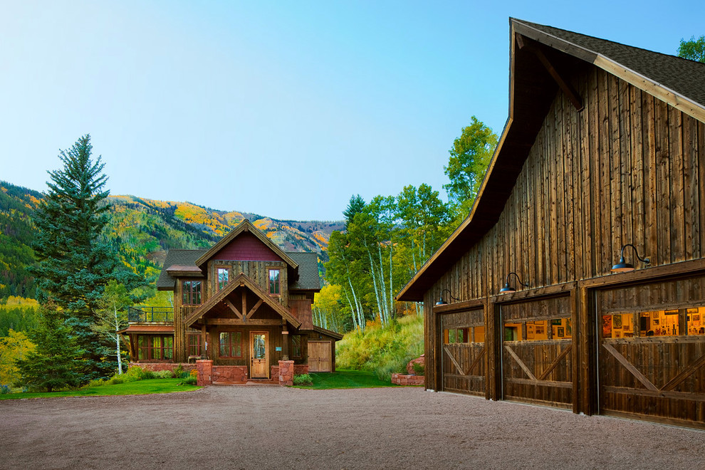 Cette image montre une façade de maison marron chalet en bois de taille moyenne et à niveaux décalés avec un toit à deux pans et un toit en shingle.