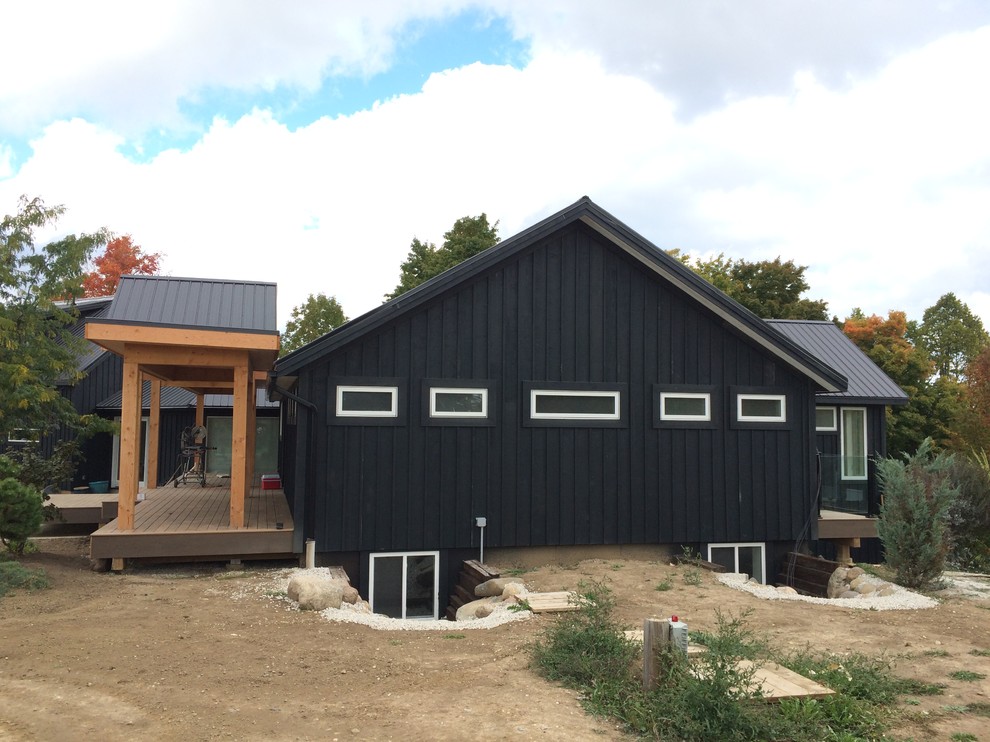 Идея дизайна: деревянный, черный дом среднего размера в современном стиле с разными уровнями