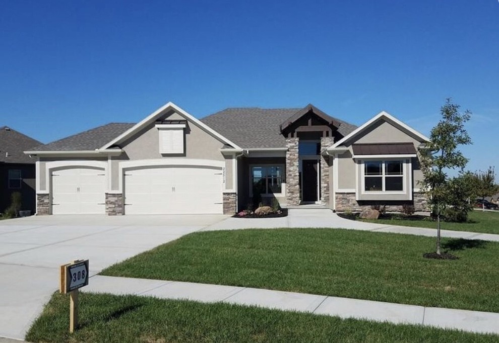 Reverse 1.5 Story home in Stone Canyon, Blue Springs, MO Transitional