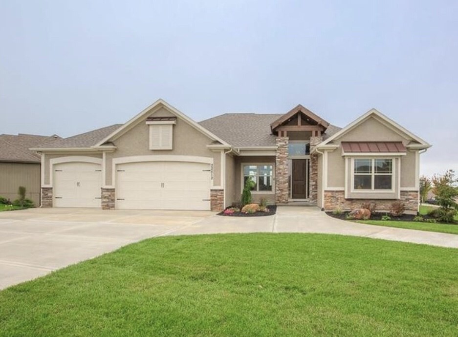 Reverse 1.5 Story home in Stone Canyon, Blue Springs, MO Transitional