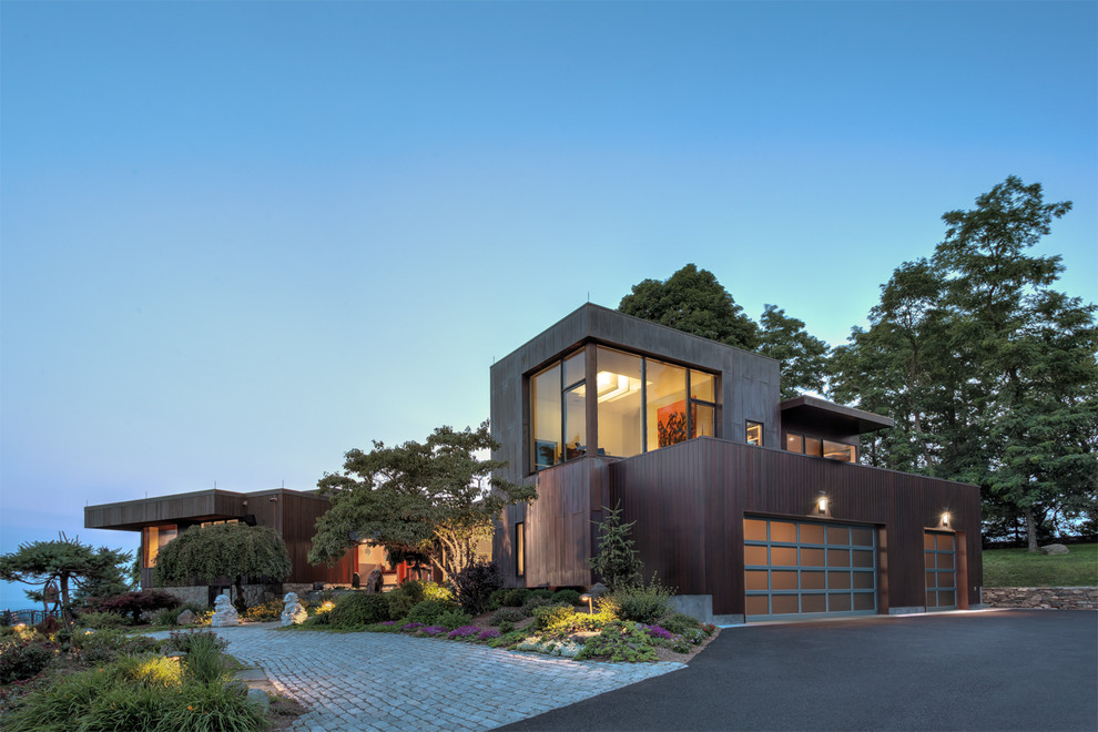 Mittelgroßes, Zweistöckiges Modernes Haus mit brauner Fassadenfarbe, Flachdach und Schindeldach in Bridgeport