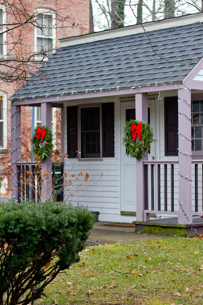 Small traditional house exterior in New York.