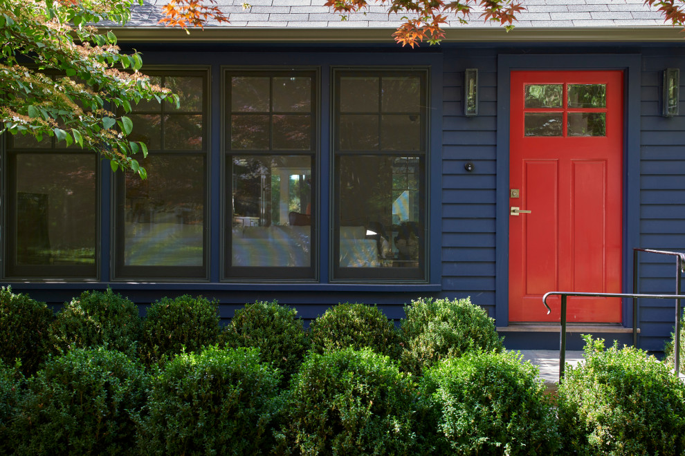 Свежая идея для дизайна: одноэтажный, деревянный, синий частный загородный дом среднего размера в стиле неоклассика (современная классика) - отличное фото интерьера
