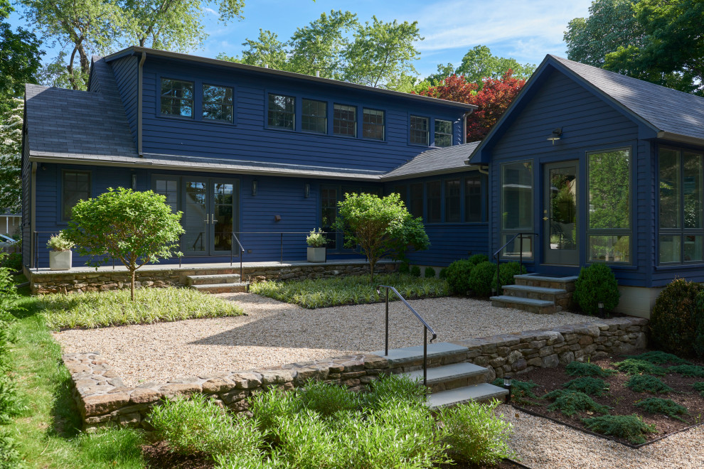 На фото: одноэтажный, деревянный, синий частный загородный дом среднего размера в стиле неоклассика (современная классика) с