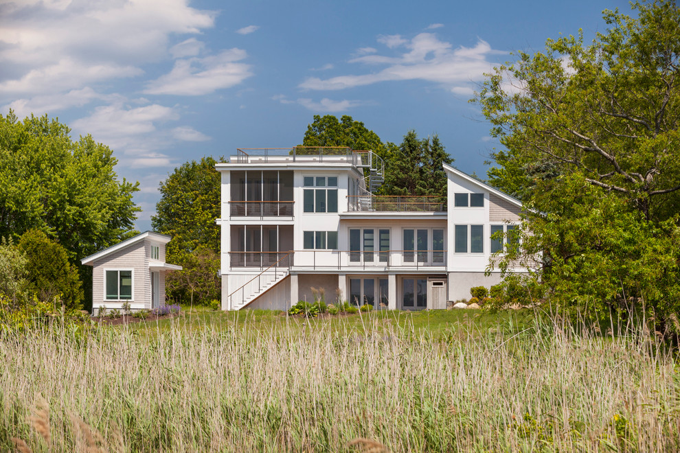 Große, Dreistöckige Moderne Holzfassade Haus mit beiger Fassadenfarbe und Flachdach in Providence