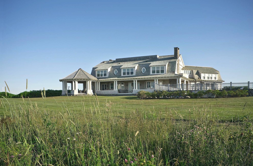 Exemple d'une grande façade de maison grise bord de mer à deux étages et plus.