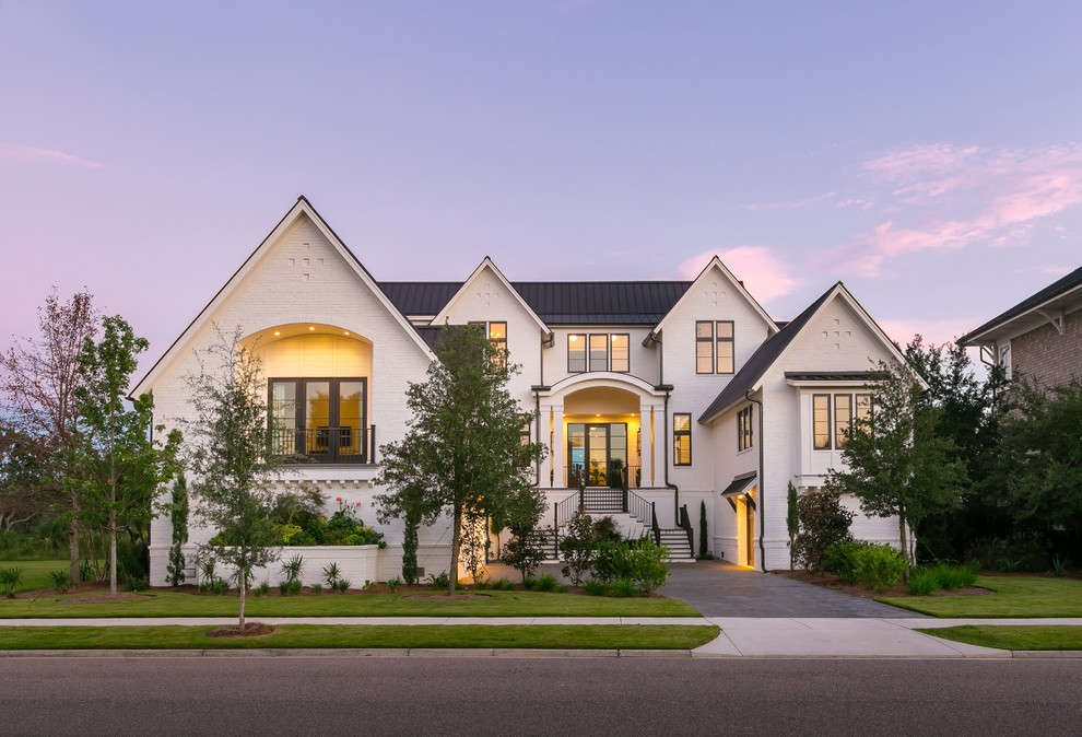 Dreistöckiges Klassisches Einfamilienhaus mit Steinfassade, weißer Fassadenfarbe, Satteldach und Blechdach in Charleston