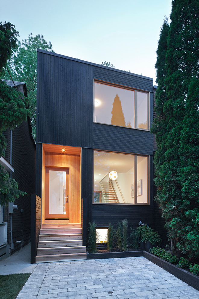 Foto de fachada negra minimalista pequeña de dos plantas con revestimiento de madera