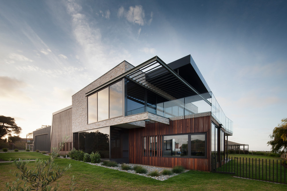 Idées déco pour une grande façade de maison contemporaine en bois à un étage avec un toit plat et un toit en métal.
