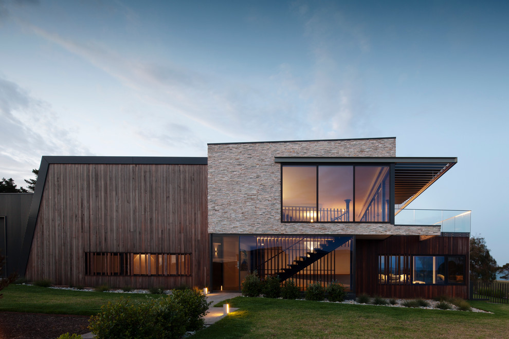 Стильный дизайн: большой, двухэтажный, деревянный частный загородный дом в современном стиле с плоской крышей и металлической крышей - последний тренд