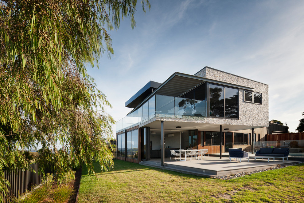 Großes, Zweistöckiges Modernes Haus mit Flachdach und Blechdach in Melbourne