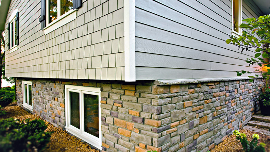 Ejemplo de fachada gris tradicional a niveles con revestimientos combinados
