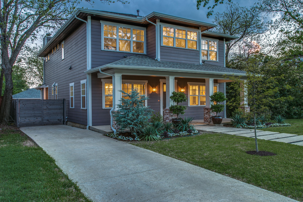 Großes, Zweistöckiges Modernes Einfamilienhaus mit Mix-Fassade und Lilaner Fassadenfarbe in Dallas