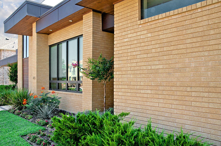 На фото: большой, двухэтажный, разноцветный частный загородный дом в стиле модернизм с комбинированной облицовкой и плоской крышей с