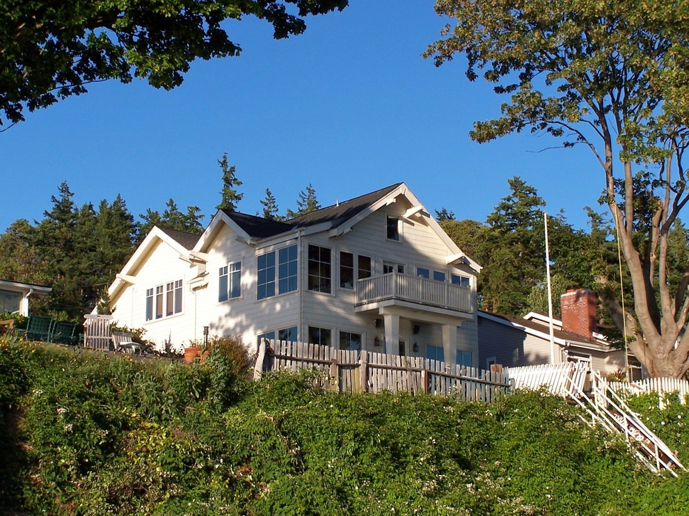 Ispirazione per la facciata di una casa grande bianca stile marinaro a due piani con rivestimento in legno e tetto a capanna