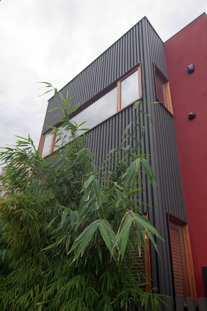 Idee per la villa piccola rossa contemporanea a due piani con rivestimenti misti e abbinamento di colori