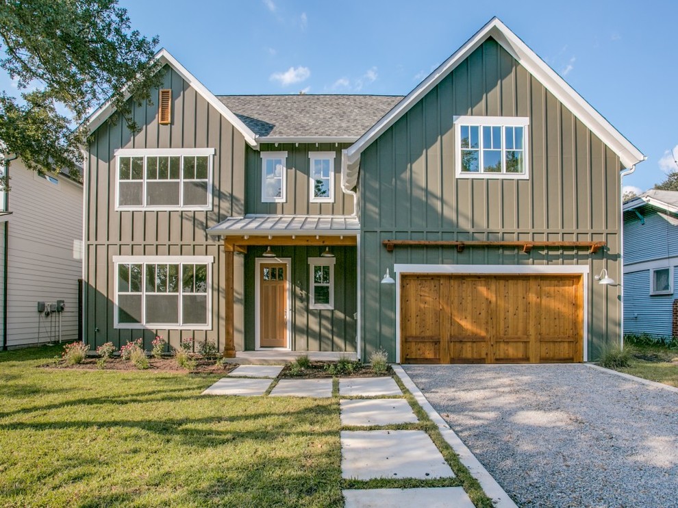 Großes, Zweistöckiges Country Einfamilienhaus mit Faserzement-Fassade, grüner Fassadenfarbe und Misch-Dachdeckung in Dallas