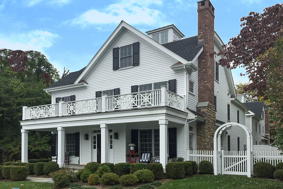 Zweistöckiges Klassisches Einfamilienhaus mit weißer Fassadenfarbe und Satteldach in Sonstige