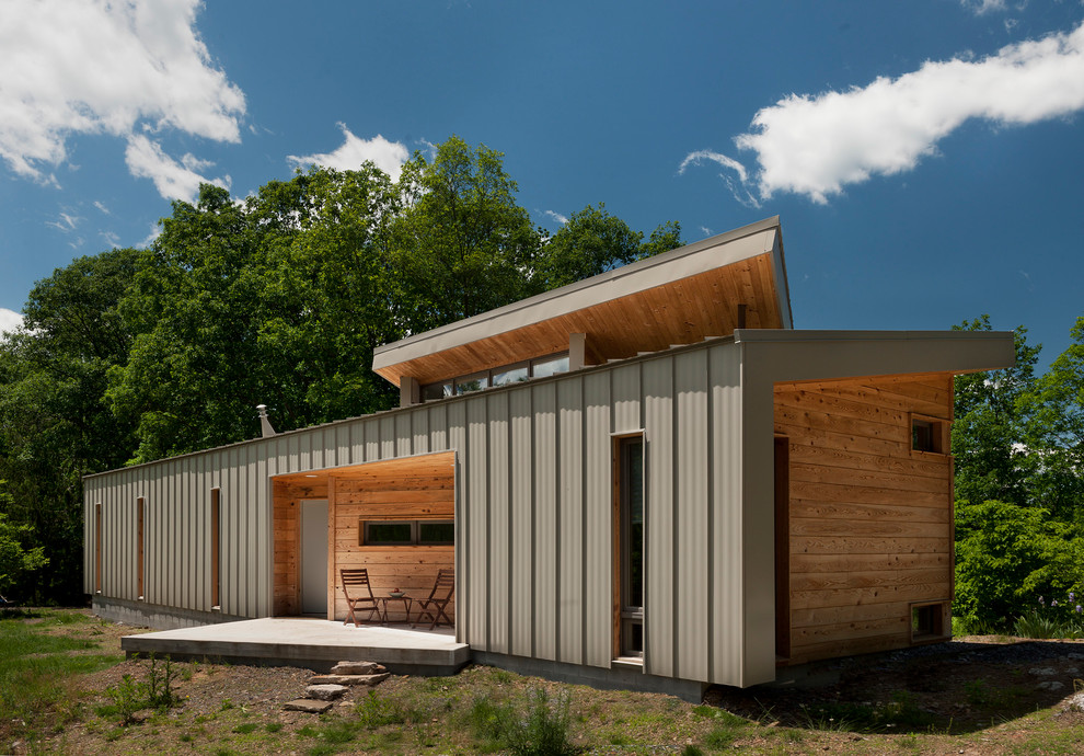 Свежая идея для дизайна: маленький, одноэтажный, деревянный, коричневый частный загородный дом из контейнеров в современном стиле с односкатной крышей и металлической крышей для на участке и в саду - отличное фото интерьера
