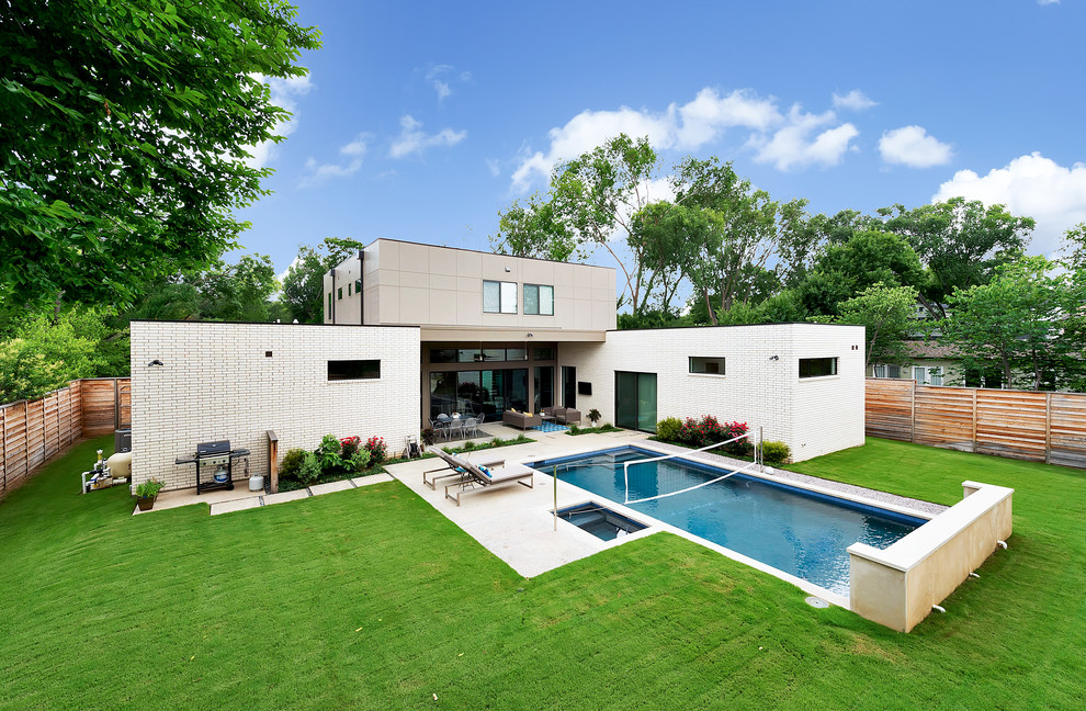 Zweistöckiges Modernes Haus mit Backsteinfassade, weißer Fassadenfarbe und Flachdach in Dallas