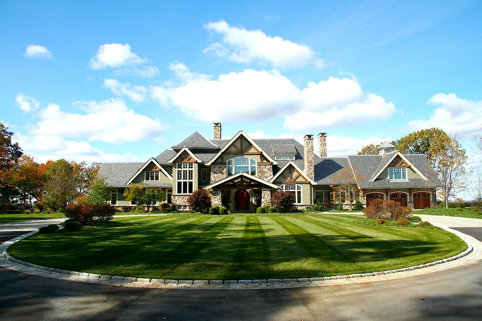 Modelo de fachada de casa multicolor de estilo americano extra grande de dos plantas con revestimientos combinados, tejado a dos aguas y tejado de teja de madera