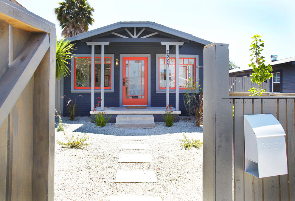 Kleines, Einstöckiges Klassisches Haus mit blauer Fassadenfarbe in Los Angeles