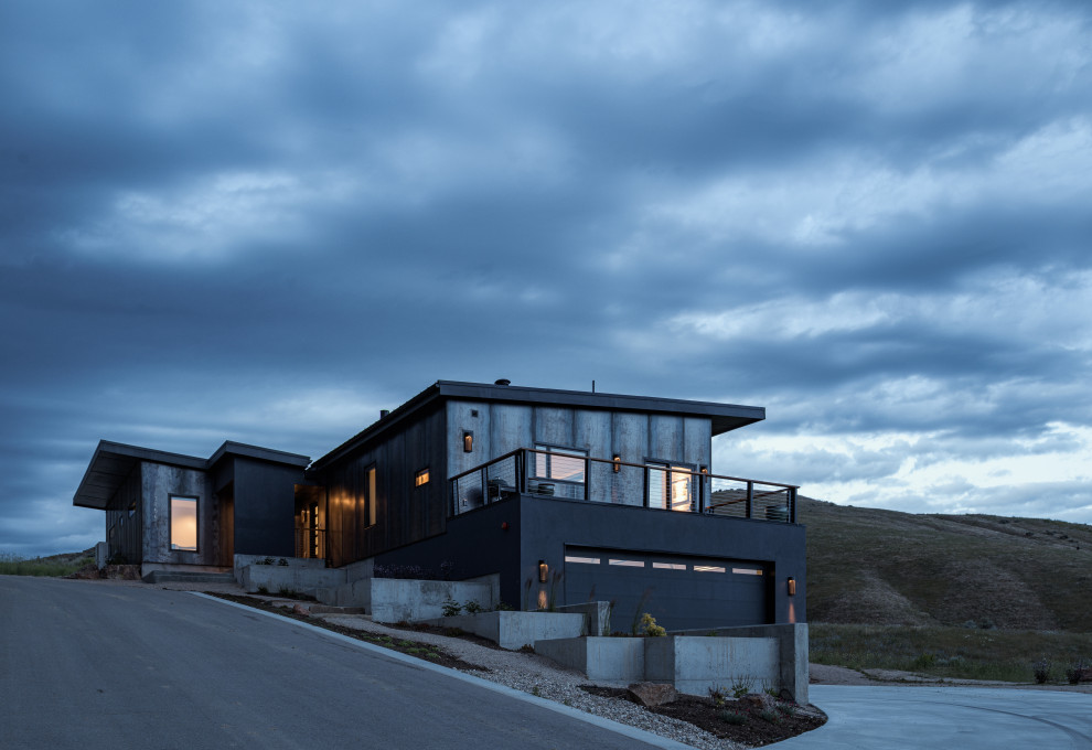Inspiration för små moderna grå hus, med två våningar, metallfasad och tak i metall