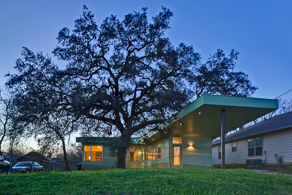 Mittelgroßes, Einstöckiges Modernes Haus mit Faserzement-Fassade und grüner Fassadenfarbe in Austin