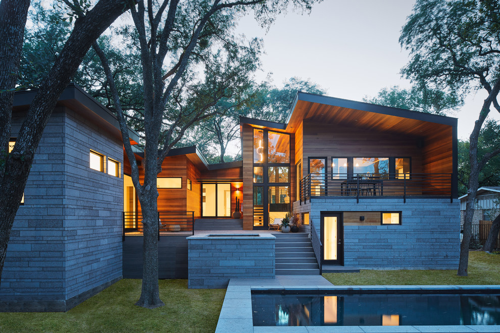 Свежая идея для дизайна: частный загородный дом в стиле ретро с разными уровнями, комбинированной облицовкой и металлической крышей - отличное фото интерьера