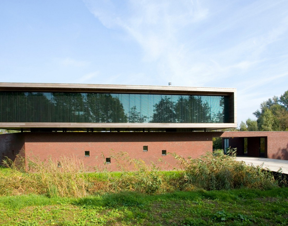 Diseño de fachada roja moderna grande de dos plantas con revestimiento de madera y tejado plano