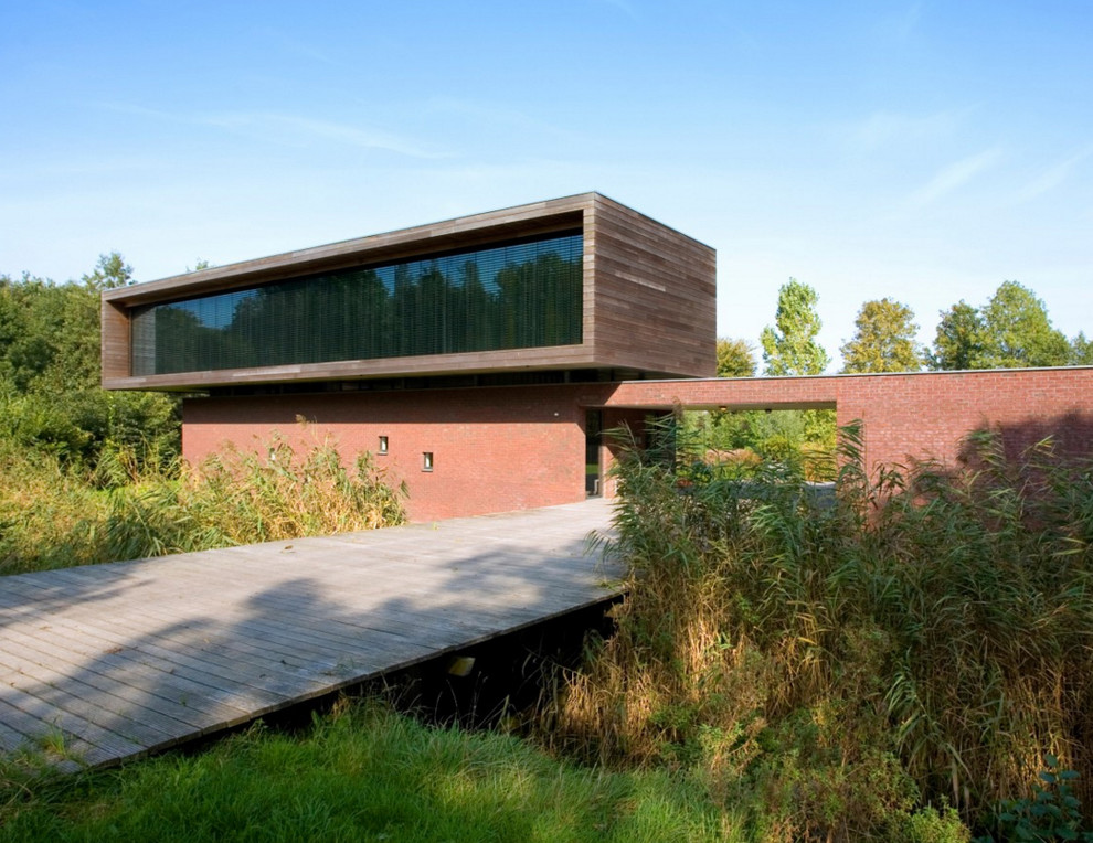 Идея дизайна: большой, двухэтажный, деревянный, красный дом в стиле модернизм с плоской крышей