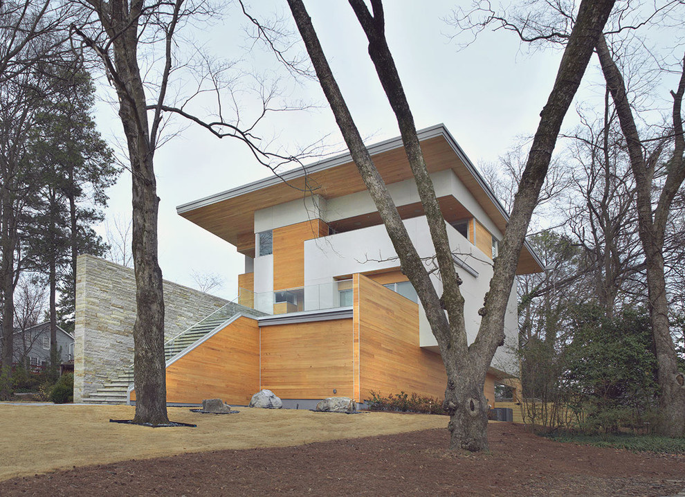 Foto de fachada multicolor minimalista grande de tres plantas con revestimiento de madera y tejado plano