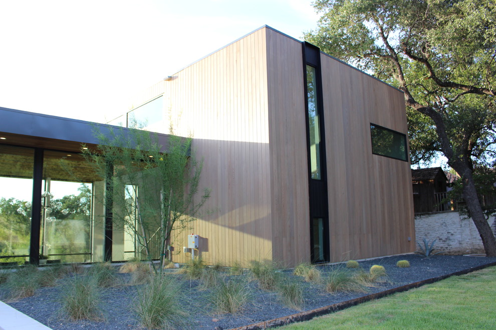 Источник вдохновения для домашнего уюта: большой, двухэтажный, деревянный, бежевый частный загородный дом в стиле модернизм с плоской крышей и металлической крышей