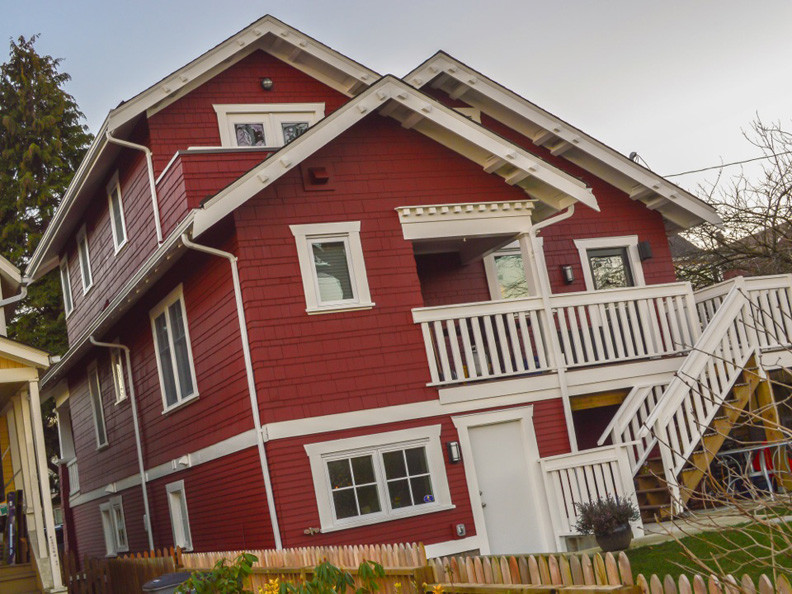 Foto della facciata di una casa rossa american style a tre piani di medie dimensioni con rivestimento in legno