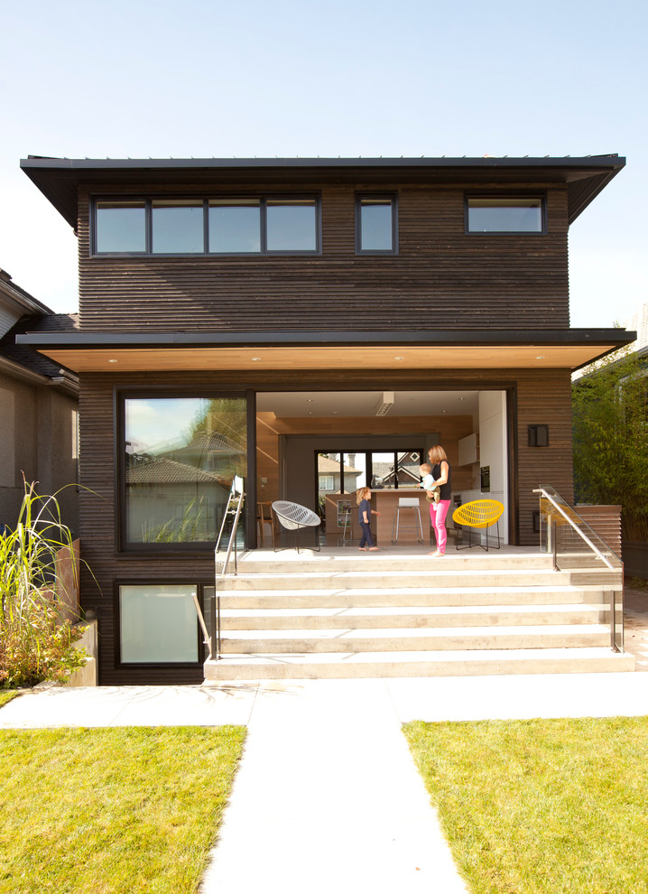 Idee per la facciata di una casa marrone scandinava a due piani con rivestimento in legno e tetto piano