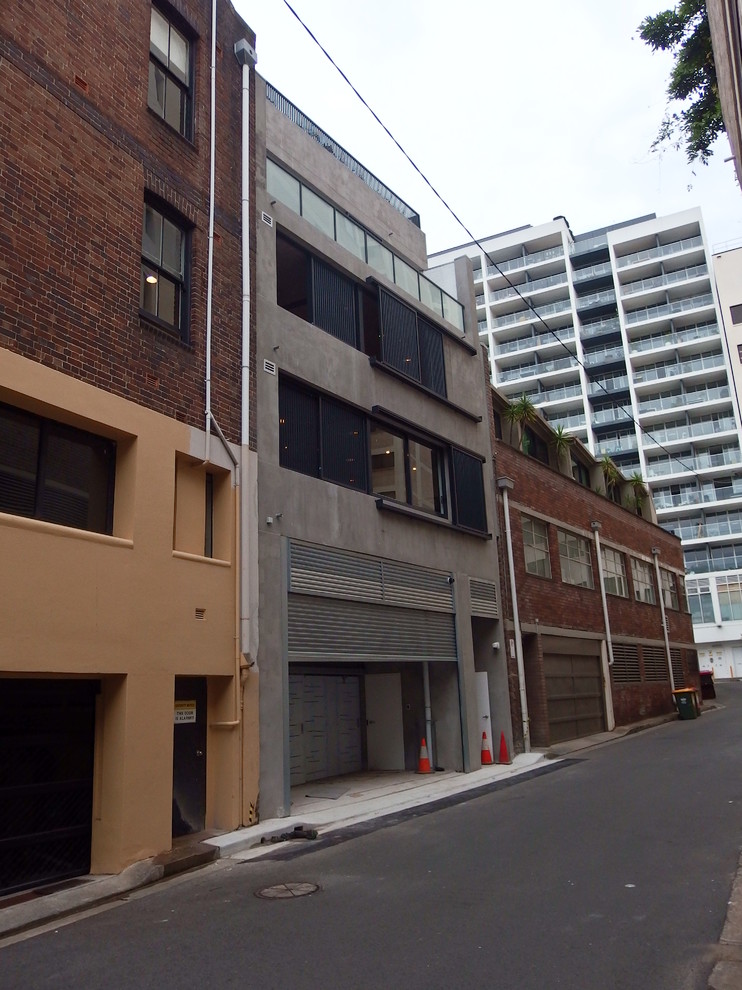 Idee per la facciata di un appartamento grigio contemporaneo a tre piani di medie dimensioni con rivestimento in mattoni e copertura in metallo o lamiera