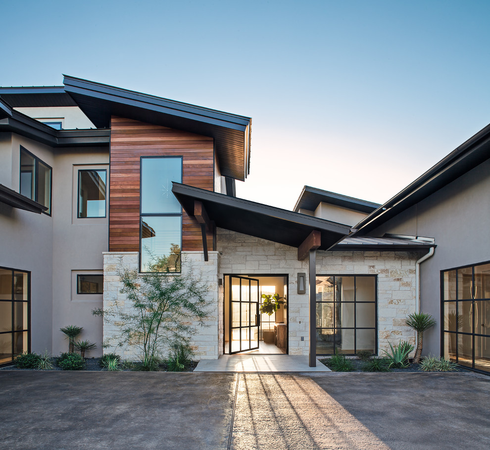 Diseño de fachada de casa beige contemporánea de tamaño medio de dos plantas con revestimientos combinados, tejado plano y tejado de metal